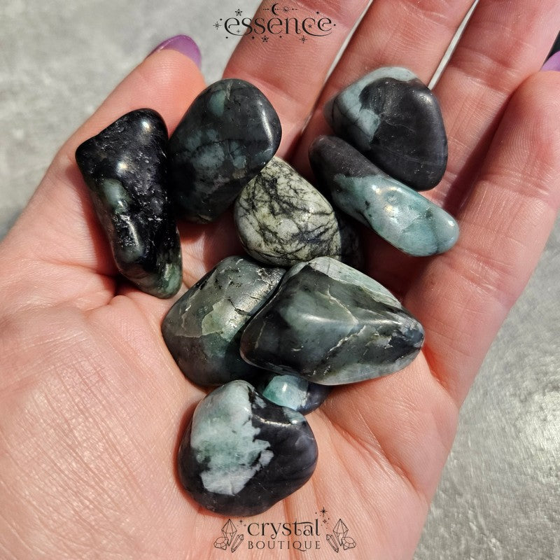 Emerald tumbled stone