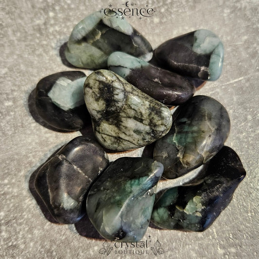 Emerald tumbled stone